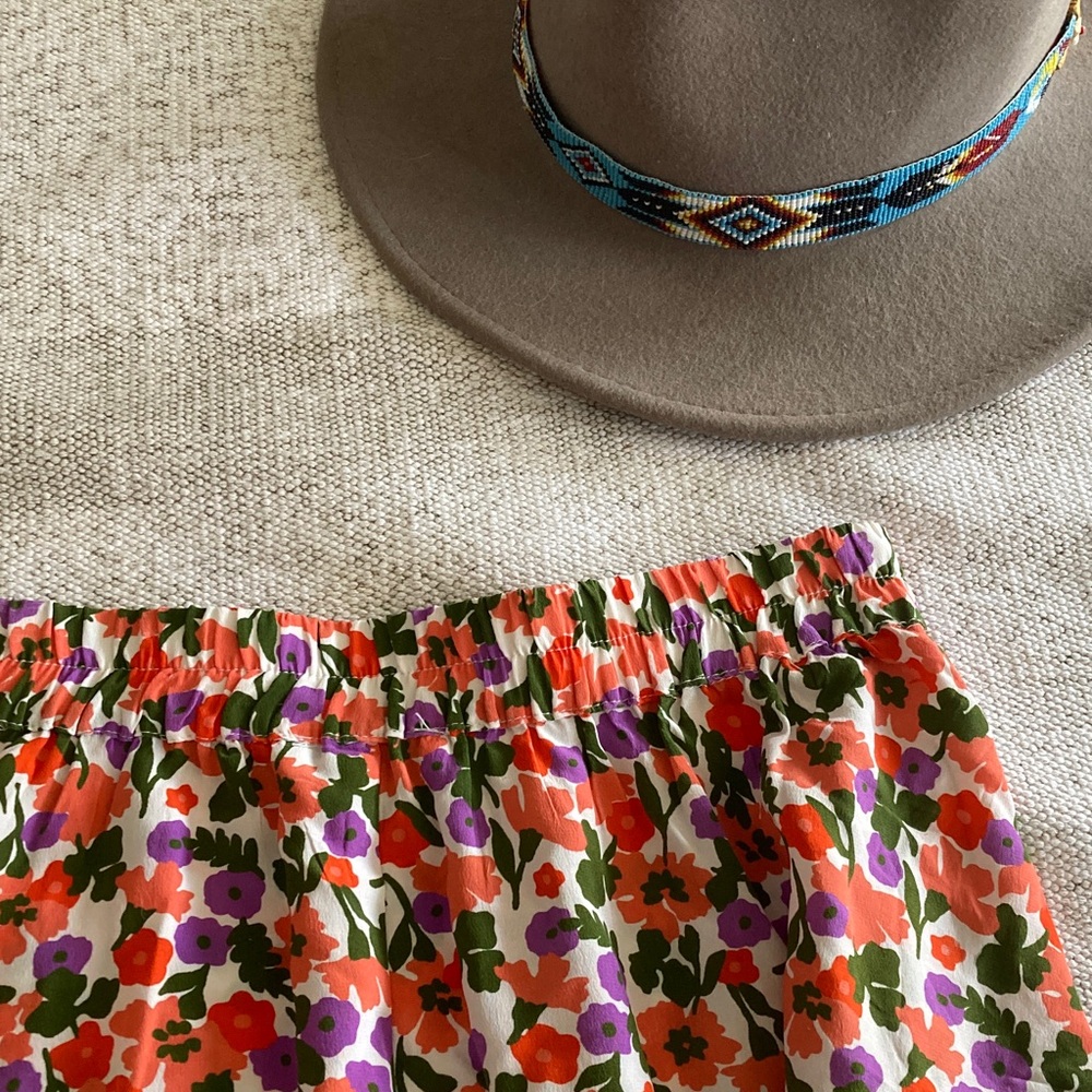 Amour Vert 100% silk, Floral Skirt. SZ medium - Picture 4 of 5